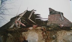 poškozená střecha kaple