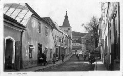 dobová pohlednice města s kostelem