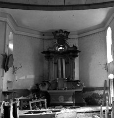 pohled do interiéru - zdevastovaný presbytář