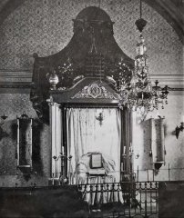starší foto interiéru synagogy s původním svatostánkem
