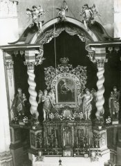 starší foto interiéru kostela - oltář