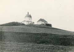 celkový pohled na kostel a faru