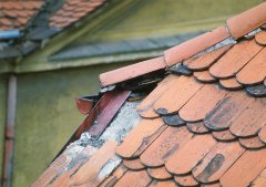 detail poškození střechy