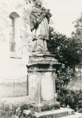 socha sv. Jana Nepomuckého před kostelem