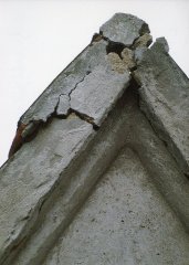 detail poškození štítu