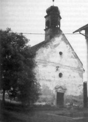 chátrající kostel