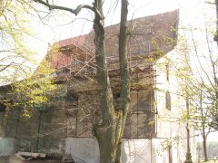 pohled zepředu zleva - nová střecha presbytáře
