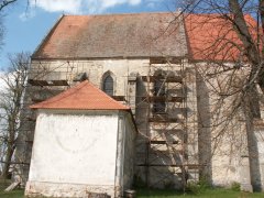 pohled zprava - nová střecha presbytáře