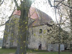 pohled zezadu zleva - nová střecha presbytáře