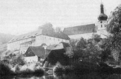 starší foto kláštera s kostelem