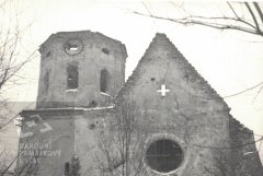 chátrající kostel po požáru