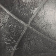 starší foto interiéru kostela - klenba presbytáře