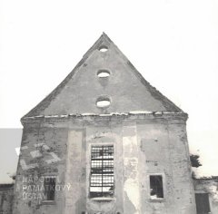 chátrající kostel po požáru