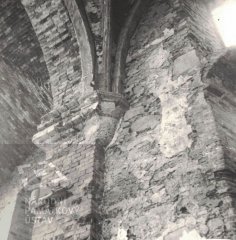 interiér kostela po požáru - presbytář