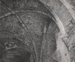 starší foto interiéru kostela - klenba presbytáře