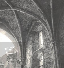starší foto interiéru kostela - presbytář