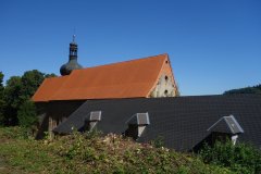 pohled na opravené střechy zepředu zleva
