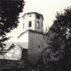 chátrající kostel po požáru