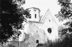 pohled od východu na presbytář s věží