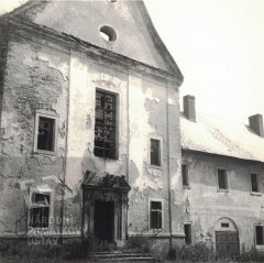 chátrající kostel po požáru - průčelí