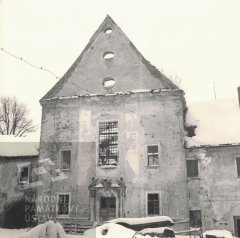 chátrající kostel po požáru