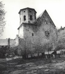 pohled na kostelní věž a zadní štít