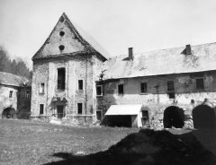 západní průčelí kostela