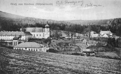 klášter s kostelem na dobové pohlednici