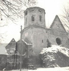chátrající kostel po požáru