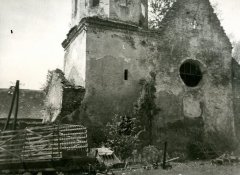 chátrající kostel po požáru