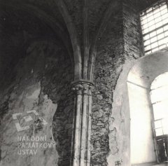 starší foto interiéru kostela - presbytář