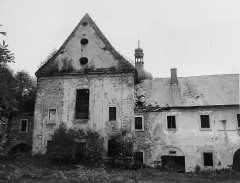 západní průčelí kostela