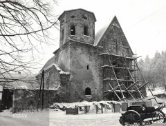 pohled na kostelní věž a zadní štít
