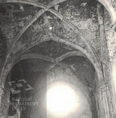 interiér kostela po požáru - presbytář