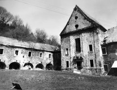 západní průčelí kostela
