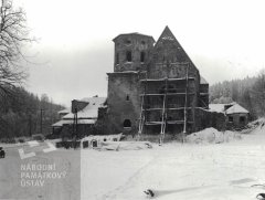 pohled na kostelní věž a zadní štít
