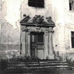 chátrající kostel po požáru - vstupní portál