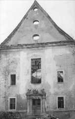 chátrající kostel po požáru (přední štít)
