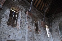 stěna lodi kostela