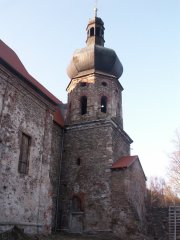 pohled na zadní část zprava a věž