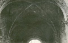 chátrající kostel po požáru (klenba presbytáře)