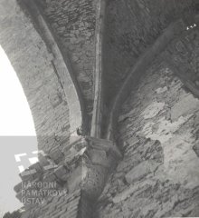 starší foto interiéru kostela - presbytář