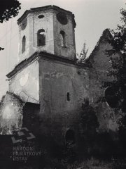 chátrající kostel po požáru - věž