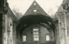 chátrající kostel po požáru (loď bez střechy)
