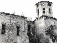 chátrající kostel po požáru