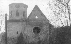 chátrající kostel po požáru (pohled zezadu)