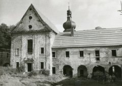 západní průčelí kostela a část kláštera