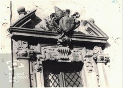 chátrající kostel po požáru - detail vstupního portálu