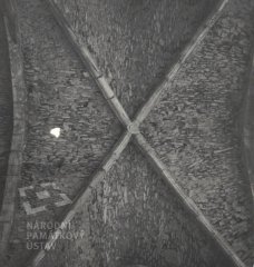 starší foto interiéru kostela - klenba presbytáře