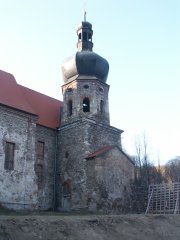 pohled na zadní část zprava a věž